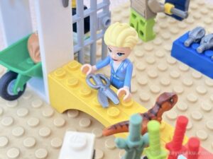 20241127 レゴで作った「とある街の武器屋」