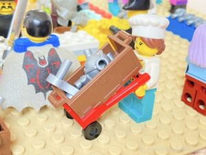 20241127 レゴで作った「とある街の武器屋」